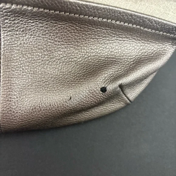 B MAKOWSKY METALLIC SILVER SOFT LEATHER HOBO STYLE HANDBAG - A8 - Picture 2 of 11